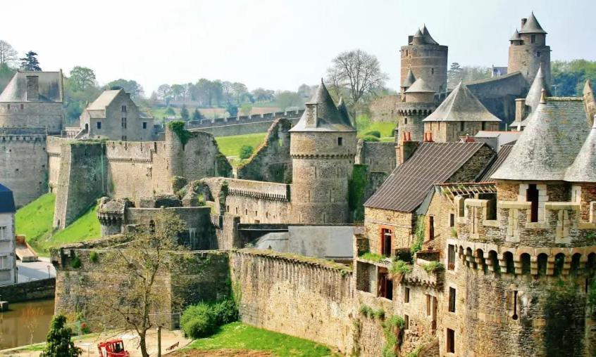 Gite La Maison La Saint-Aubin-d'Aubigne 外观 照片